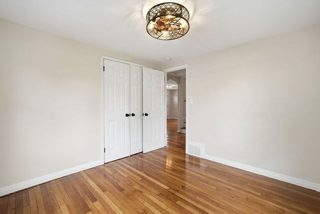 23 Gilman St, Springfield, MA 01118