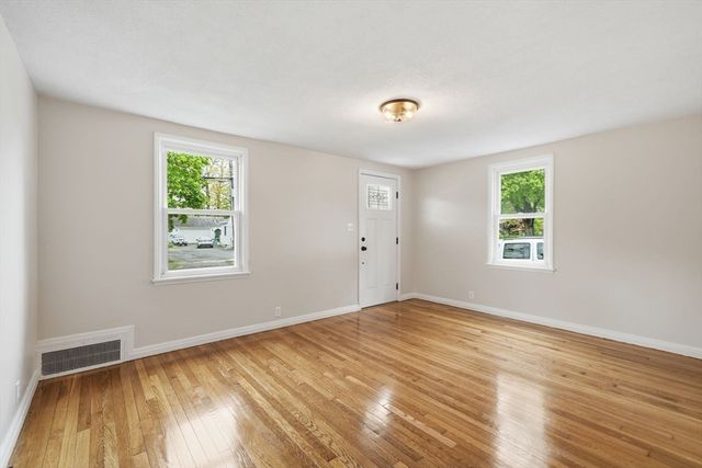 23 Gilman St, Springfield, MA 01118