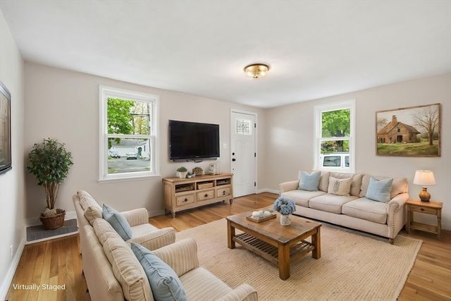 23 Gilman St, Springfield, MA 01118
