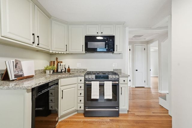 23 Gilman St, Springfield, MA 01118