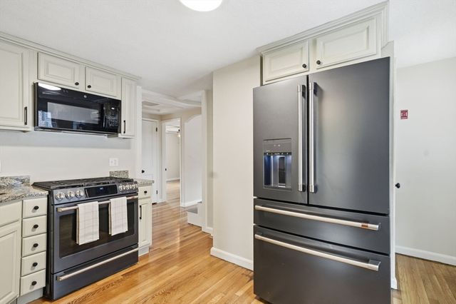 23 Gilman St, Springfield, MA 01118