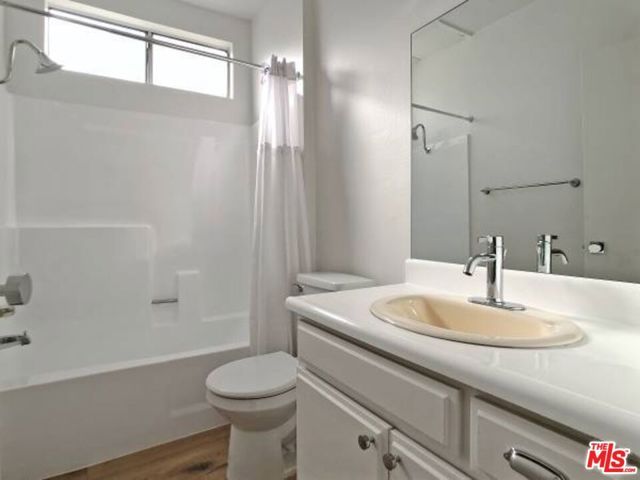 4407 AMBROSE Avenue 106, Los Angeles, CA 90027