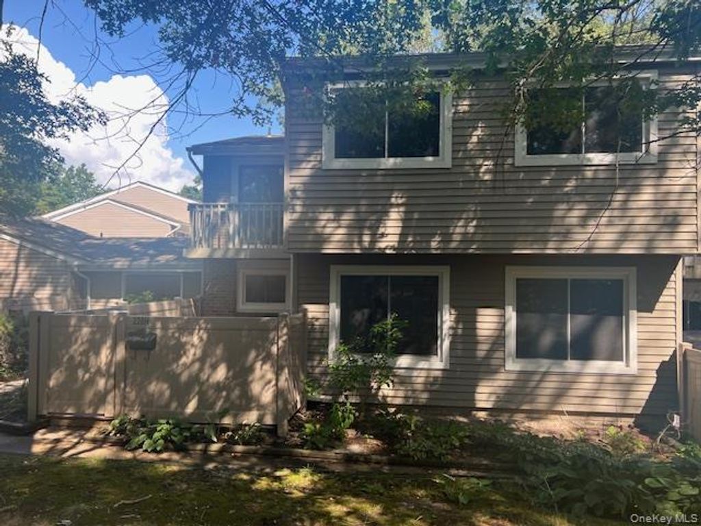 228 Springmeadow Drive H, Holbrook, NY 11741