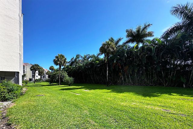 3000 Presidential Way Apt 106, West Palm Beach, FL 33401
