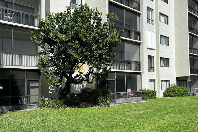 3000 Presidential Way Apt 106, West Palm Beach, FL 33401