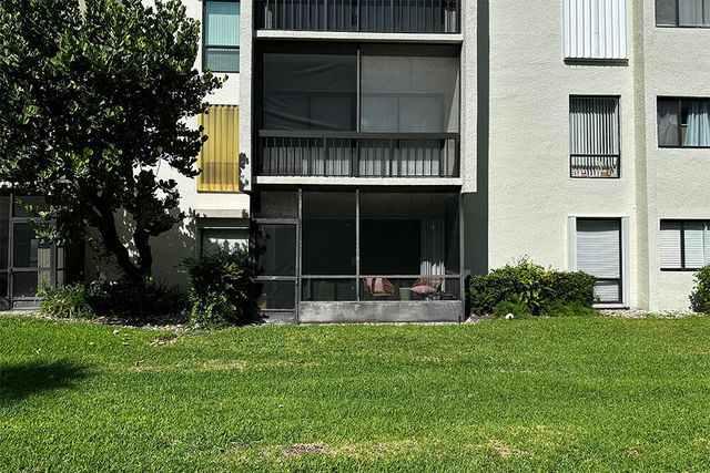 3000 Presidential Way Apt 106, West Palm Beach, FL 33401