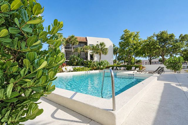 3000 Presidential Way Apt 106, West Palm Beach, FL 33401