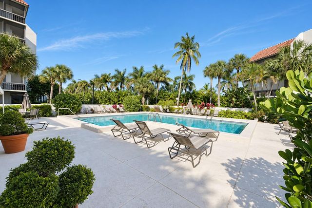 3000 Presidential Way Apt 106, West Palm Beach, FL 33401