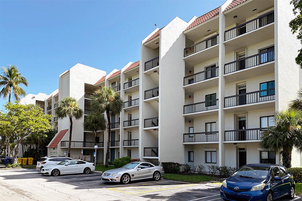 3000 Presidential Way Apt 106, West Palm Beach, FL 33401