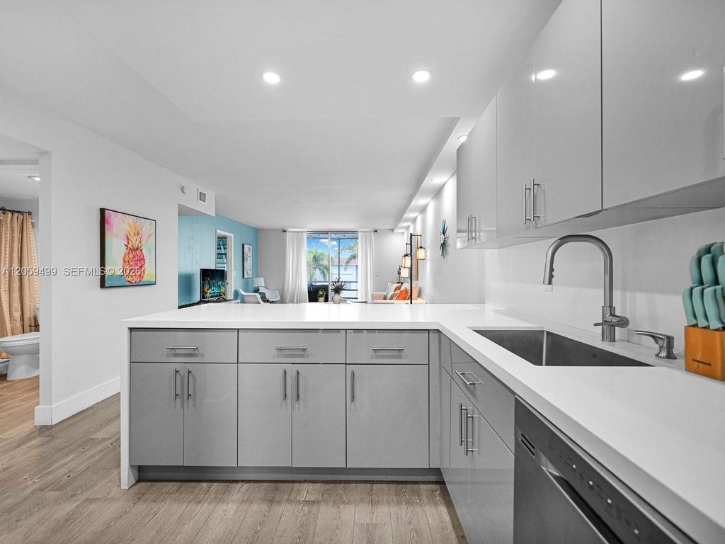 400 SE 10th Street 303, Deerfield Beach, FL 33441