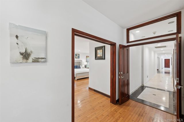 1 Engineers Road, Roslyn, NY 11576