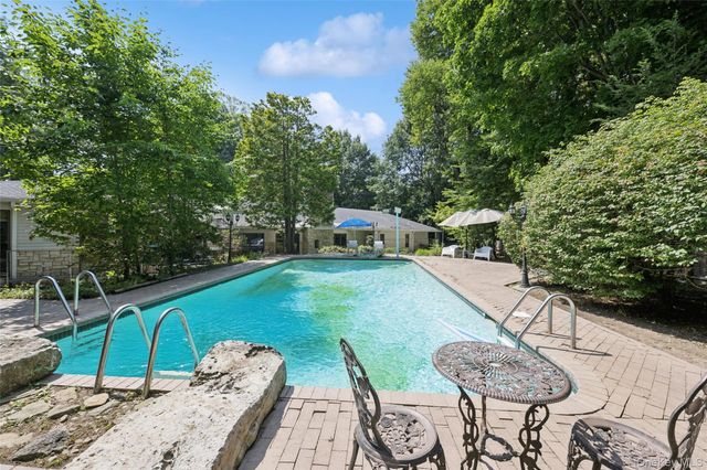 1 Engineers Road, Roslyn, NY 11576