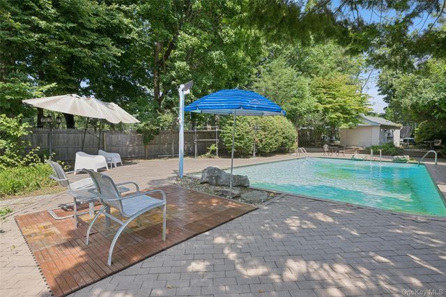 1 Engineers Road, Roslyn, NY 11576