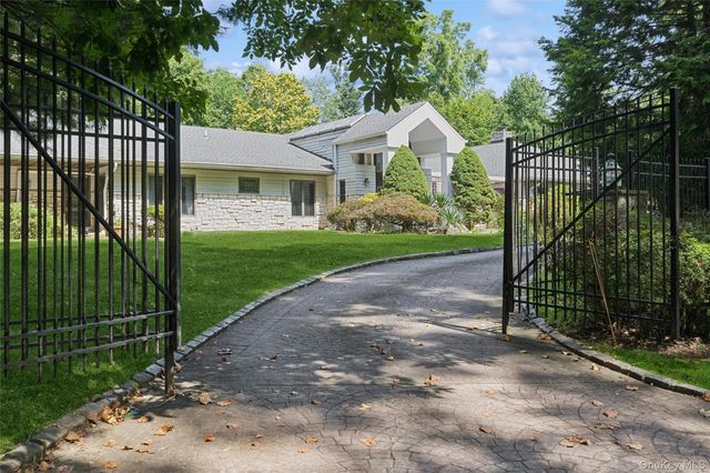 1 Engineers Road, Roslyn, NY 11576