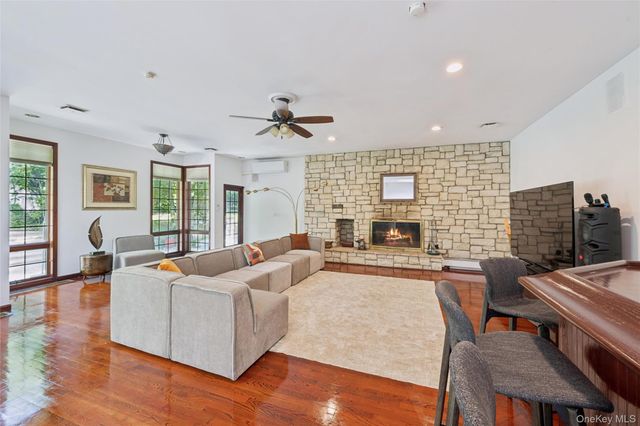 1 Engineers Road, Roslyn, NY 11576
