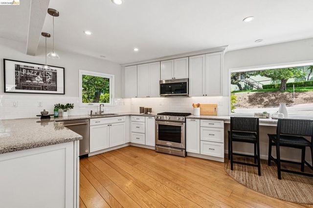 5801 Leona St, Oakland, CA 94605