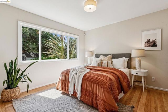 5801 Leona St, Oakland, CA 94605