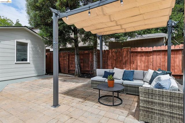 5801 Leona St, Oakland, CA 94605