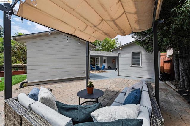 5801 Leona St, Oakland, CA 94605