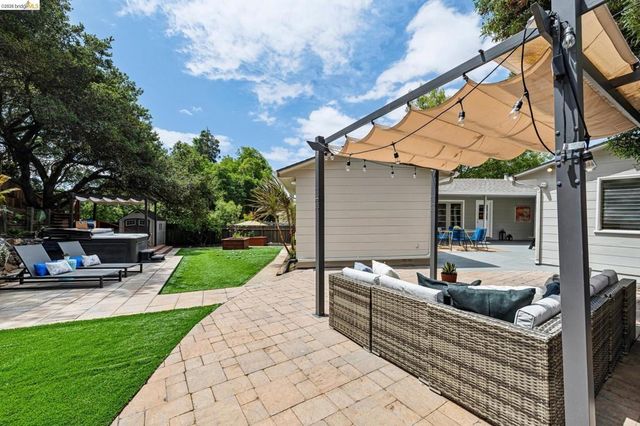 5801 Leona St, Oakland, CA 94605