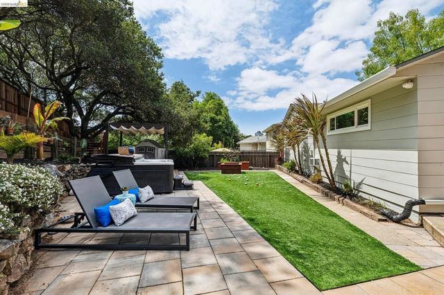 5801 Leona St, Oakland, CA 94605