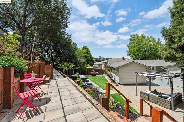 5801 Leona St, Oakland, CA 94605