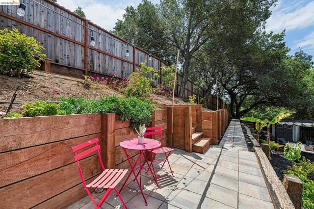 5801 Leona St, Oakland, CA 94605