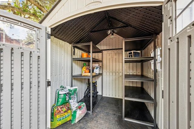 5801 Leona St, Oakland, CA 94605