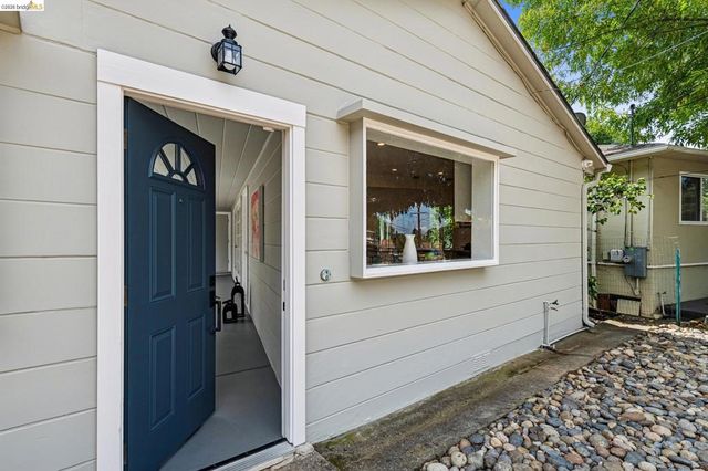 5801 Leona St, Oakland, CA 94605