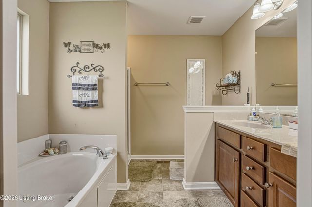 7011 Hollow Oaks Dr, Louisville, KY 40291