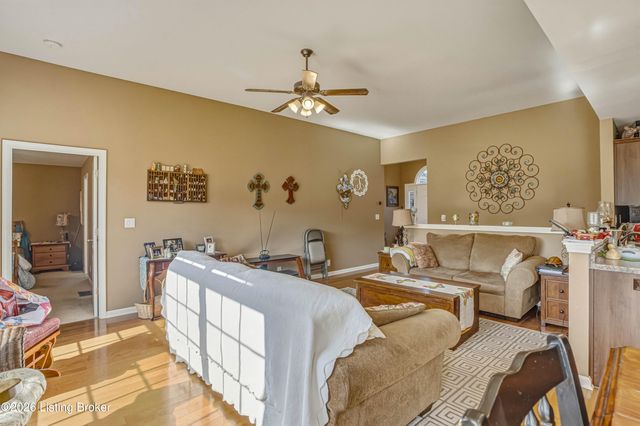 7011 Hollow Oaks Dr, Louisville, KY 40291