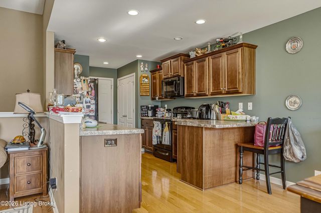 7011 Hollow Oaks Dr, Louisville, KY 40291