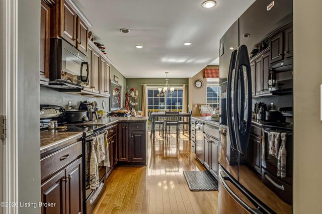 7011 Hollow Oaks Dr, Louisville, KY 40291