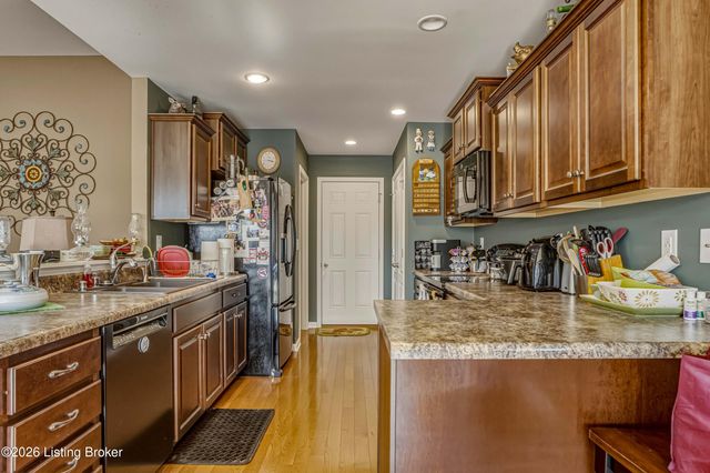 7011 Hollow Oaks Dr, Louisville, KY 40291