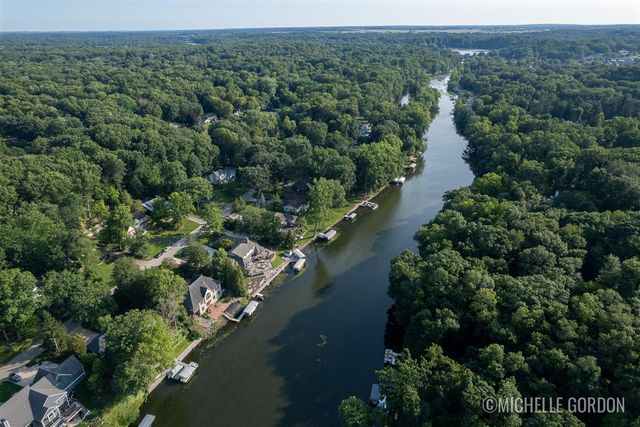 2465 Cascade Springs Drive, Grand Rapids, MI 49546