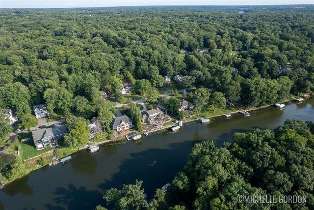 2465 Cascade Springs Drive, Grand Rapids, MI 49546