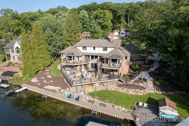2465 Cascade Springs Drive, Grand Rapids, MI 49546