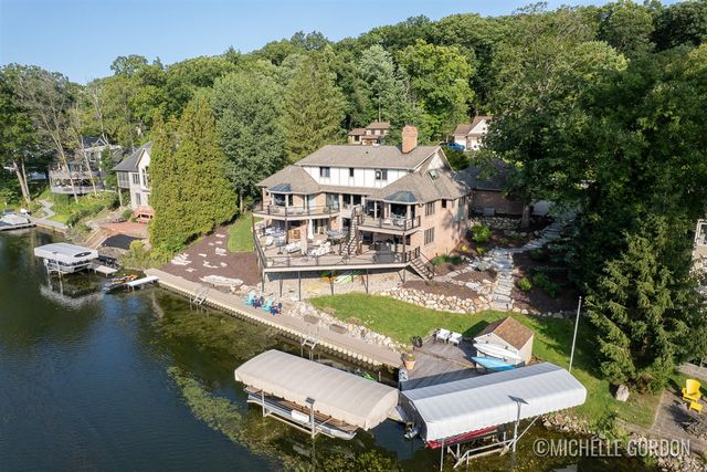 2465 Cascade Springs Drive, Grand Rapids, MI 49546