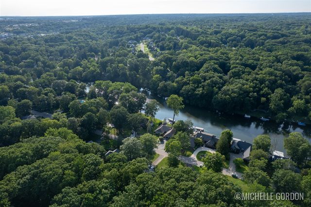 2465 Cascade Springs Drive, Grand Rapids, MI 49546