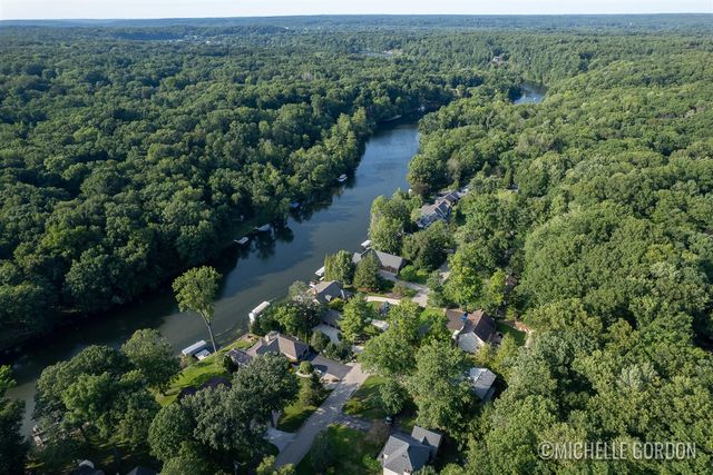 2465 Cascade Springs Drive, Grand Rapids, MI 49546