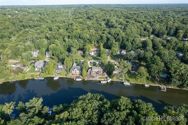 2465 Cascade Springs Drive, Grand Rapids, MI 49546
