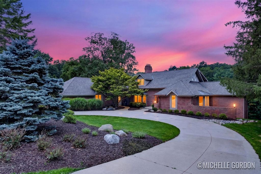 2465 Cascade Springs Drive, Grand Rapids, MI 49546