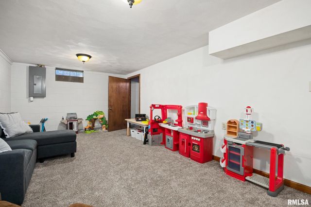 1311 LAWNDALE Avenue, Pekin, IL 61554