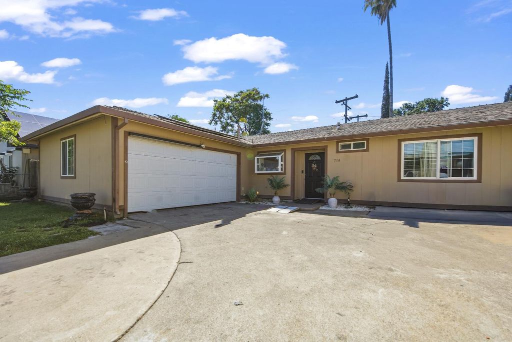 714 E Barrymore St, Stockton, CA 95204