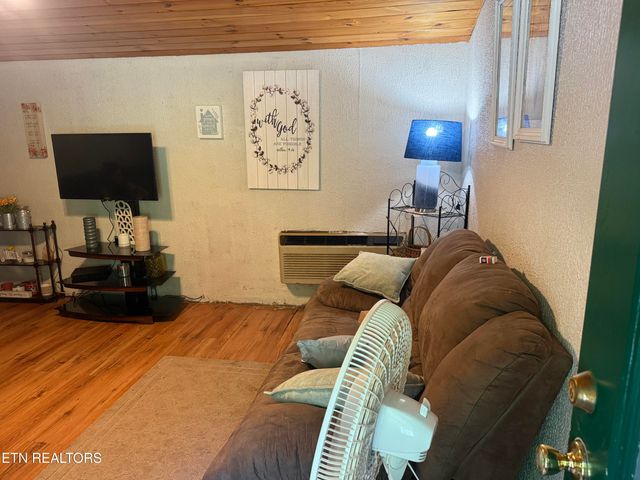 4040 Camp Hollow Rd, Sevierville, TN 37876