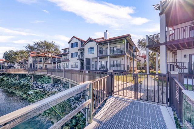 120 Baybridge Dr, Gulf Breeze, FL 32561