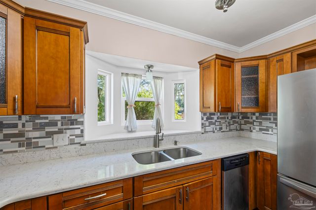 120 Baybridge Dr, Gulf Breeze, FL 32561