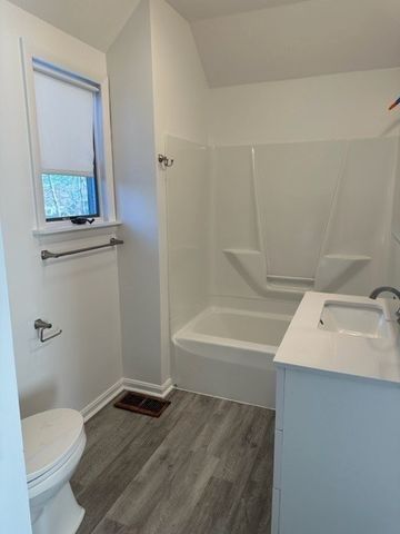 6 Mayhew St 1L, Hopkinton, MA 01748