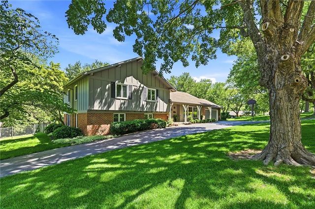 9717 Cherokee Lane, Leawood, KS 66206