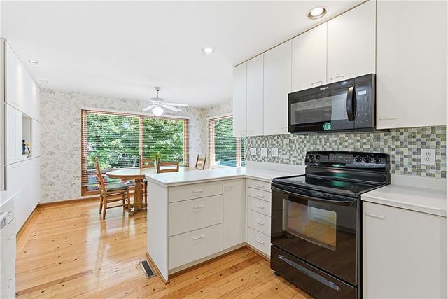 9717 Cherokee Lane, Leawood, KS 66206